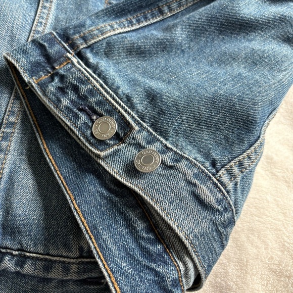 GAP Classic Medium Wash Denim Jacket w 6 Pockets - Picture 15 of 17
